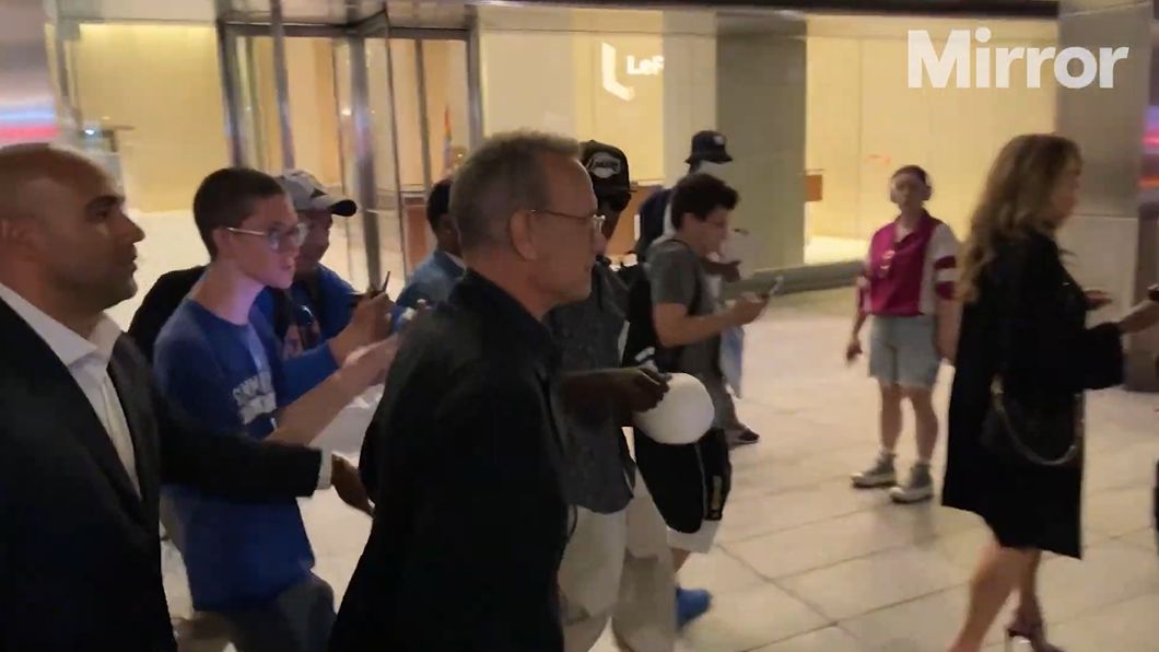 Tom Hanks broni żony przed tłumem i krzyczy na fanów