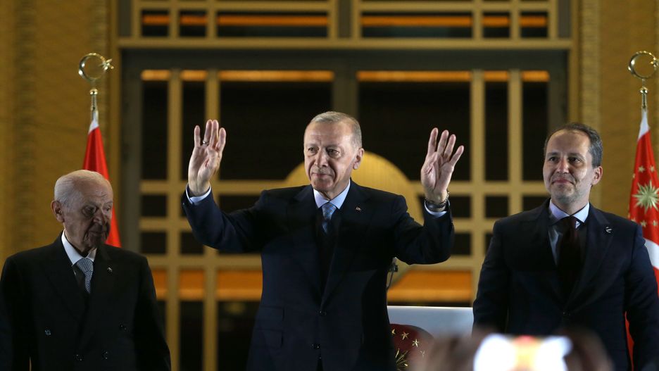 Turkish President Recep Tayyip Erdogan (C) acknowledges supporters after winning re-election in Turkey's run-off vote, at the Presidential Palace in Ankara, Turkey, 28 May, 2023. Erdogan won Turkey's presidential run-off and has been re-elected President, according to Turkey's Supreme Election Council. EPA/NECATI SAVAS Dostawca: PAP/EPA.