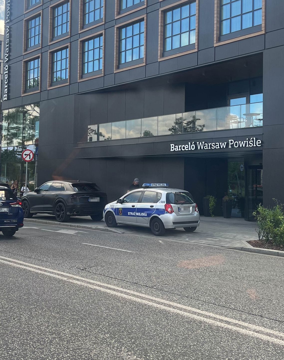 Tomasz Iwan sfotografowany z ukochaną. Dostał mandat