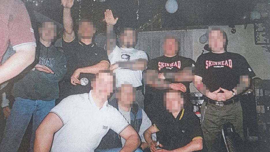 Dominik G. Grucha (kuca, w białej koszulce) i koledzy z gangu.