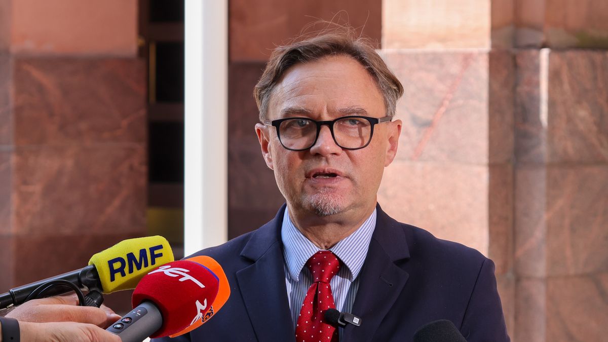 Pawe� Wro�ski
Warszawa, 30.07.2025. Rzecznik prasowy MSZ Pawe� Wro�ski przemawia na briefingu prasowym przed siedzib� Ministerstwa Spraw Zagranicznych w Warszawie, 30 bm. Spotkanie dotyczy�o wypadku z udzia�em wypoczywaj�cych w Egipcie polskich turyst�w. (aldg) PAP/Albert Zawada
Albert Zawada
briefing, briefing prasowy, dyplomacja, konferencja praasowa, Ministerstwo Spraw Zagranicznych, MSZ, polityk, polityka, Polska, prasowy, dziecko, kobieta, ofiary, wypadek busa w egipcie