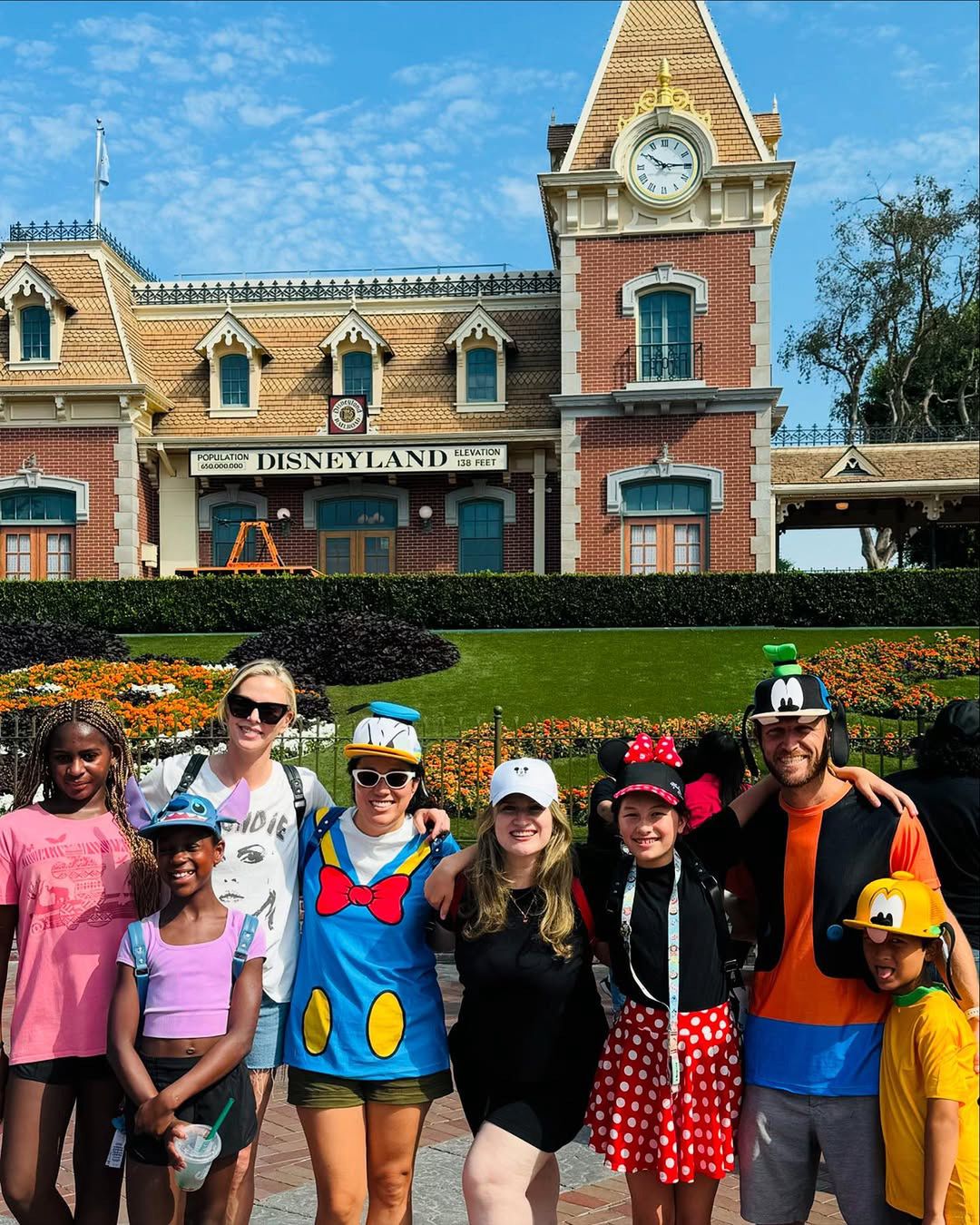 Charlize Theron z córkami i przyjaciółmi w Disneylandzie