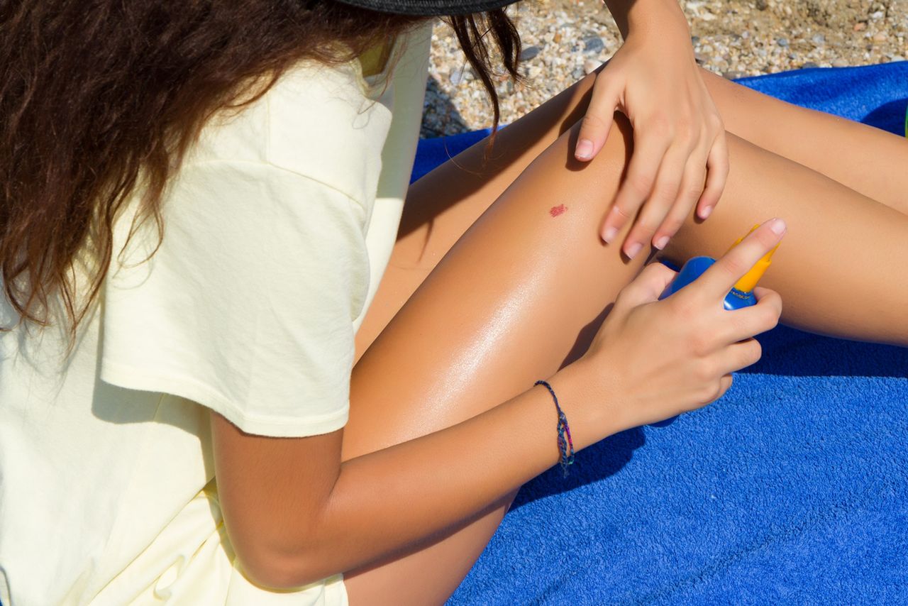 Suchy olejek do opalania – jaki wybrać, jak stosować i dlaczego warto?