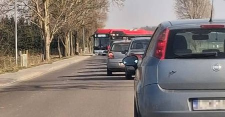 Autobus wodorowy pomylił trasę przy lotnisku w Świdniku. Kierowca podczas zawracania uderzył w słupek i zablokował drogę na blisko godzinę