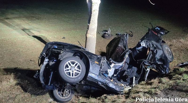 Z kraju: BMW doszczętnie rozbite o drzewo w Kowarach. Nie żyje dwóch nastolatków