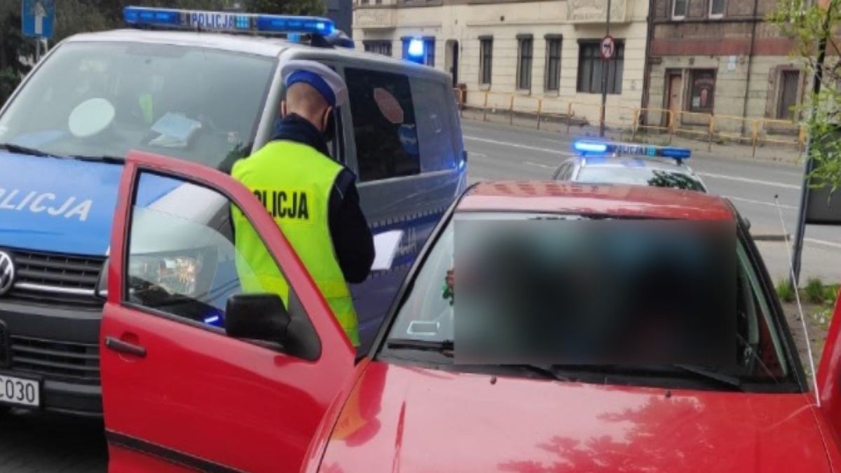 Nietrzeźwy kierowca mógł doprowadzić do tragedii na drodze. Na szczęście świadek jego zachowania interweniował i zawiadomił o wszystkim policję