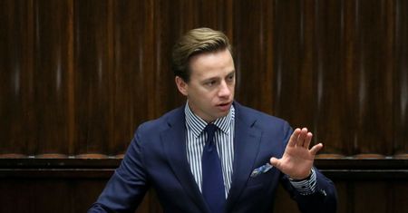 Zakaz lotów z Wielkiej Brytanii do Polski. Krzysztof Bosak komentuje