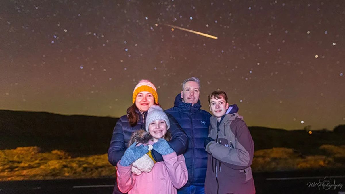 Prawdziwa gwiazda zdjęcia rodzinnego. Przeleciała w idealnym momencie 1