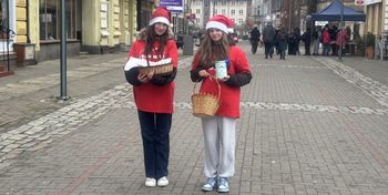 Szczecinek: Drużyna Świętego Mikołaja kwestuje na deptaku