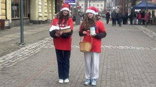 Szczecinek: Drużyna Świętego Mikołaja kwestuje na deptaku