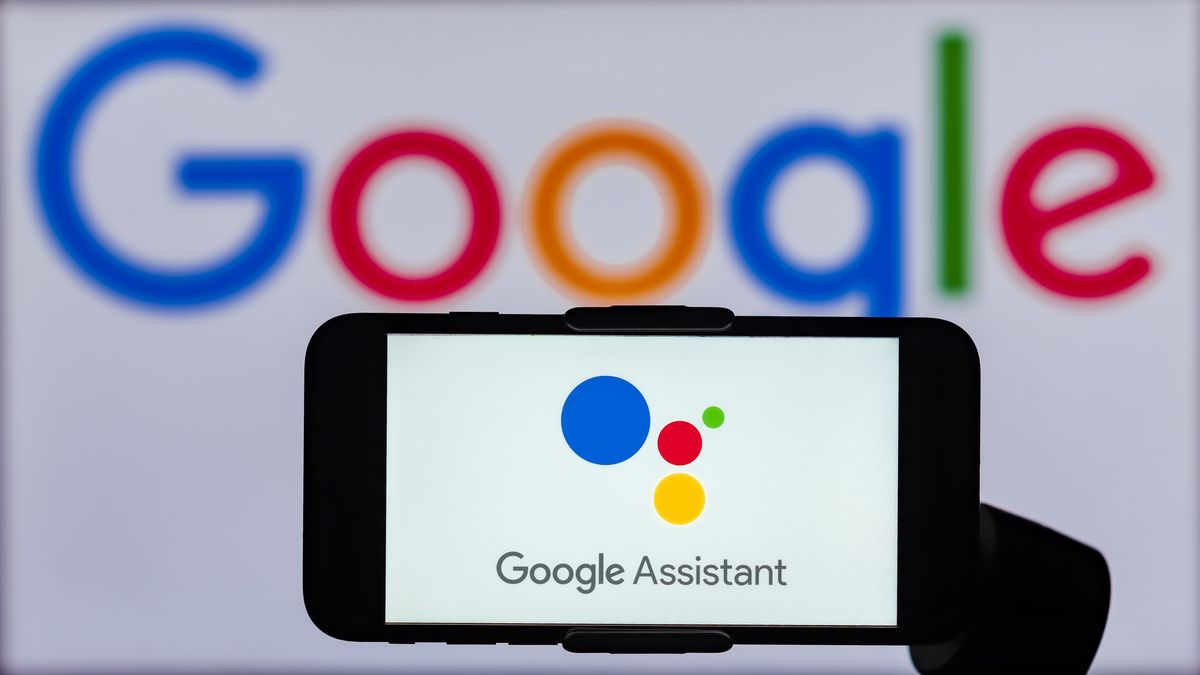 INDIA - 2023/02/13: In this photo illustration, the logo of Google Assistant is seen displayed on a mobile phone screen with a Google logo in the background. (Photo Illustration by Idrees Abbas/SOPA Images/LightRocket via Getty Images)