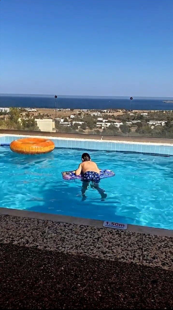 Michele Morrone bawi się z synem w basenie