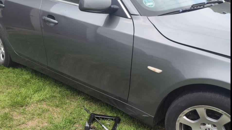 Ma mechanika samochodowego spadł naprawiany przez niego pojazd 