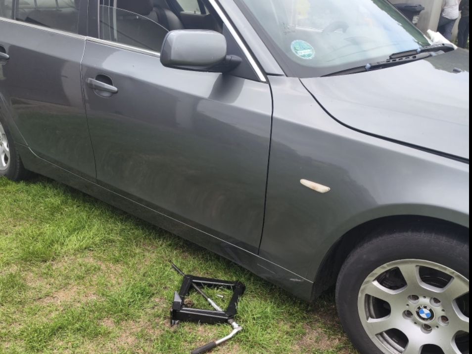 Wypadek w Iłowie. Mechanik przygnieciony przez auto