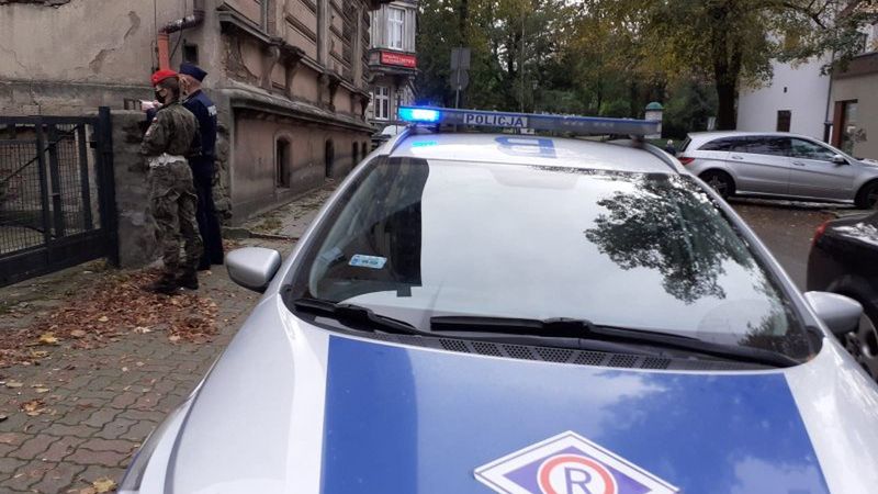 policjant kwarantanna radiowóz policja