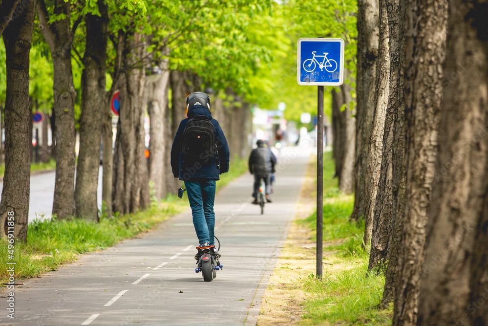 Wypadek w Tychach. Dwie osoby trafiły do szpitala. Doszło do zderzenia rowerzysty z kierującym hulajnogą