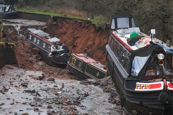Barki uziemione w kanale. Zapadlisko usunęło wodę