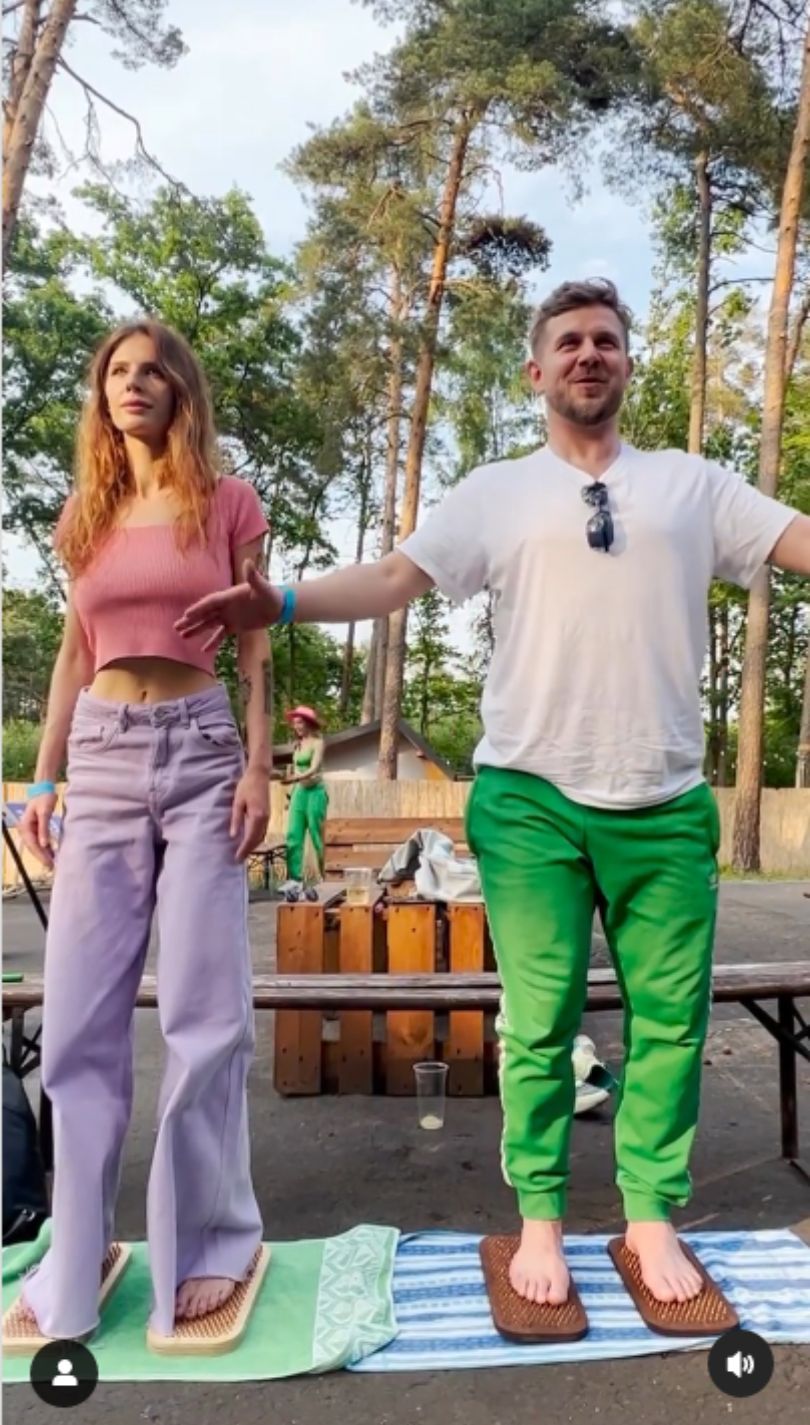 Uduchowieni Antek Królikowski i Izabela medytują na leśnym festiwalu