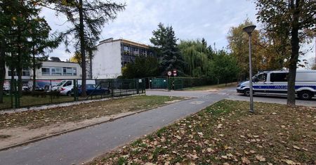 Policja skontrolowała ponad 10 tys. szkół i placówek. Zatrzymano 10 osób po groźbach