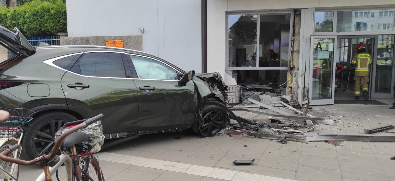 Samochód uderzył w  Instytutu Lotnictwa w Warszawie. Dwie osoby poszkodowane
