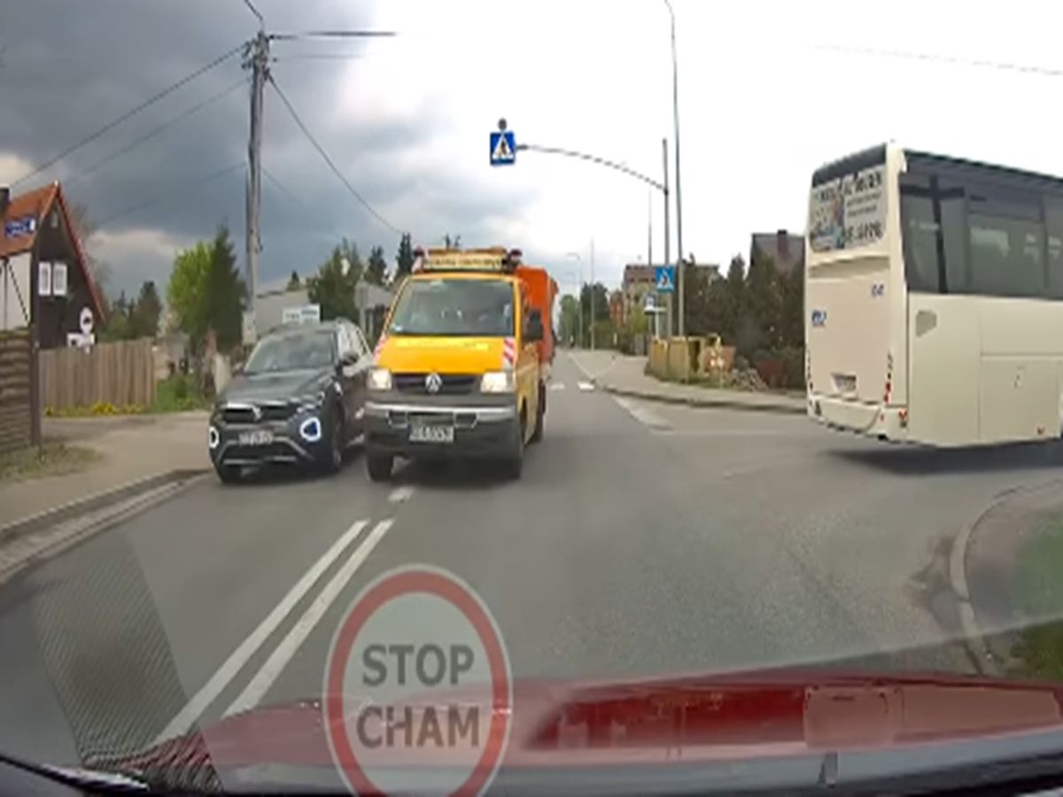 Krok od tragedii na drodze. Nagranie ze służbą drogową z Pomorza