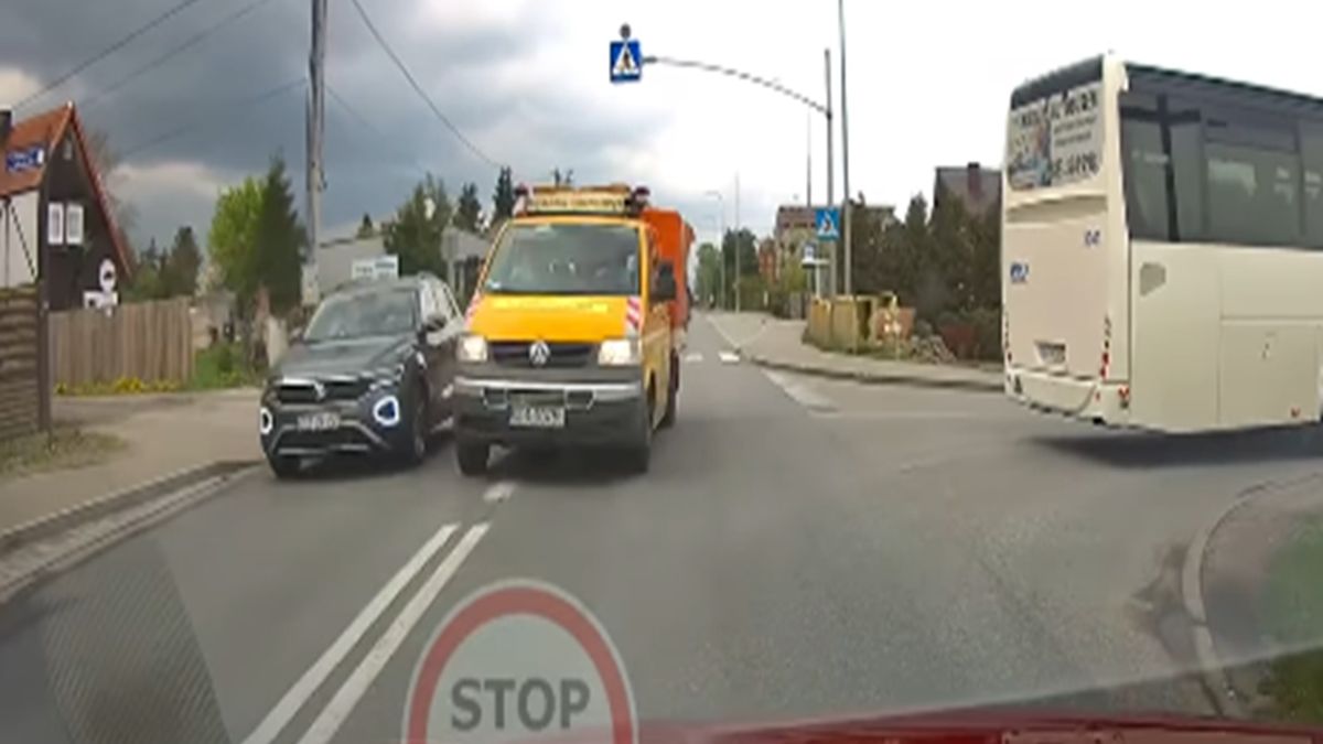 Nagranie z Pomorza z kierowcą służby drogowej.