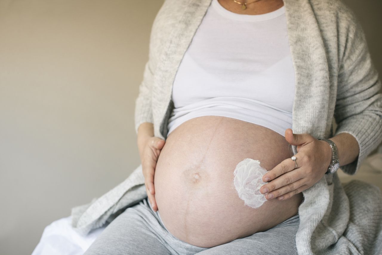 Kobiety nienawidzą swoich ciał po porodzie. "Żałuję, że tak mało się o tym mówi"