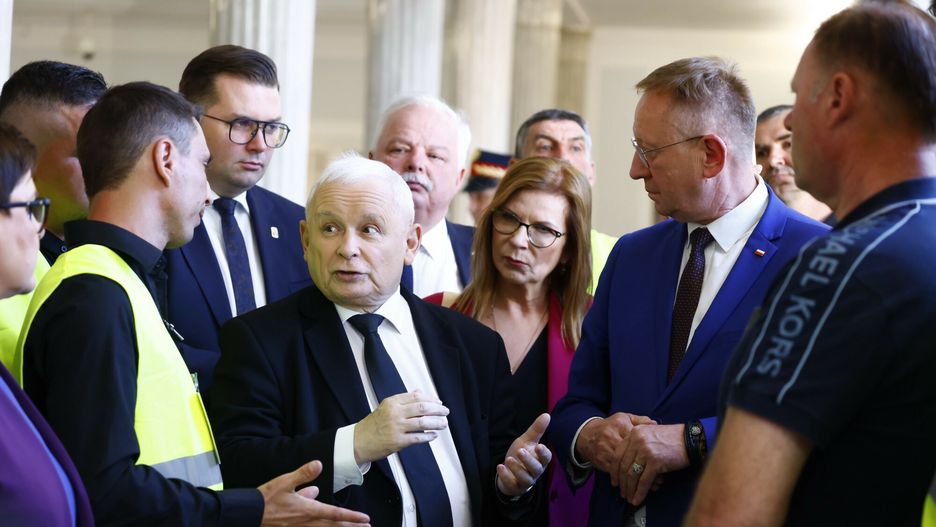 Jarosław Kaczyński, za nim Łukasz Kmita (w okularach)