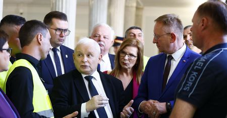 "Jedziemy na ścianę". W PiS przestali rozumieć ruchy Jarosława Kaczyńskiego ws. Łukasza Kmity
