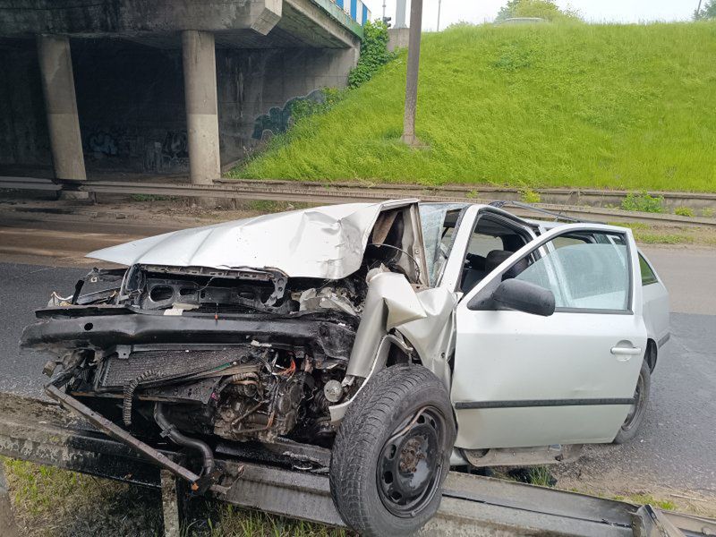 fot. lublin112.pl.  Skoda wypadła z drogi i uderzyła w słup
