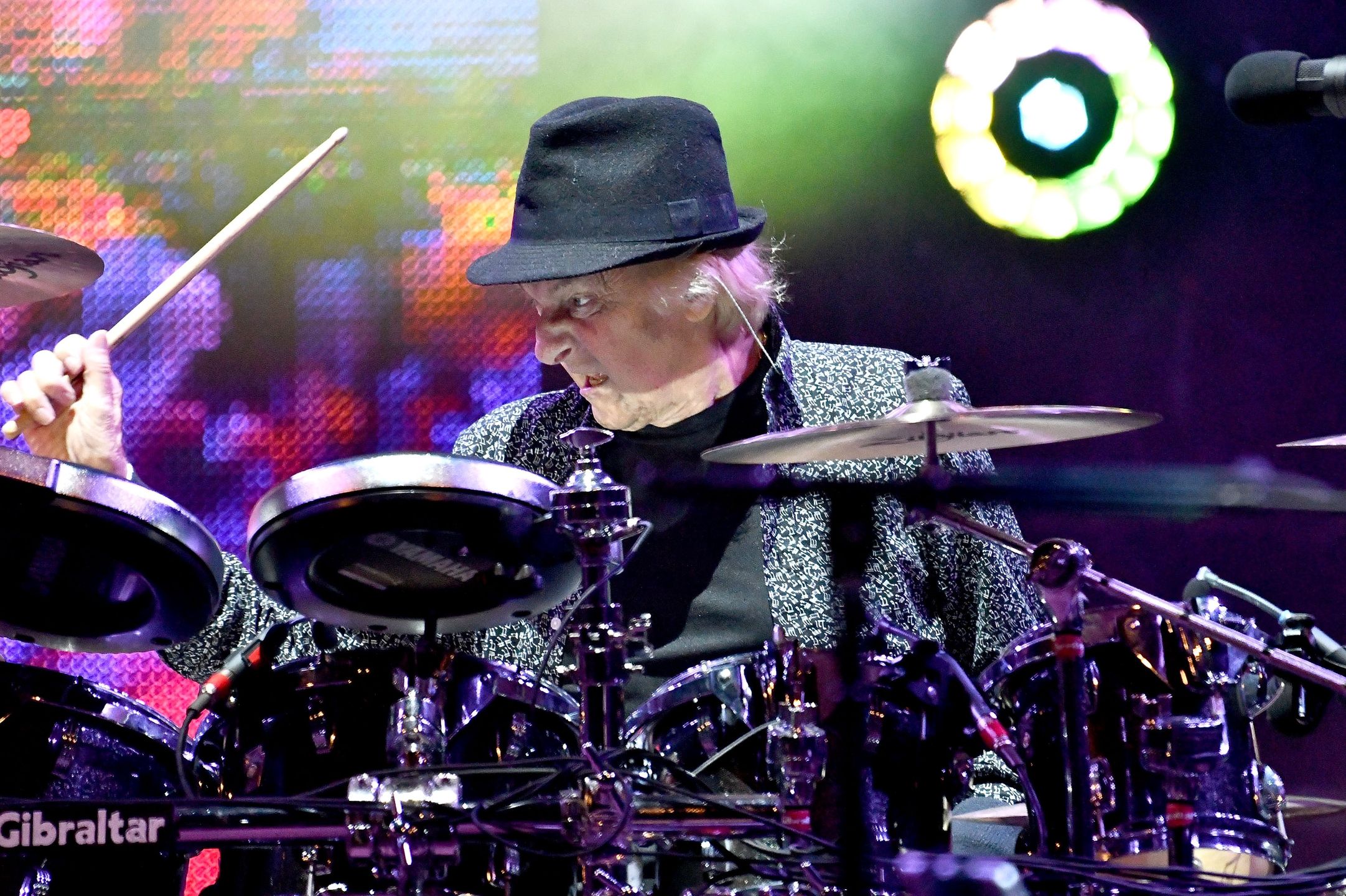 Alan White na scenie w 2018 r. 