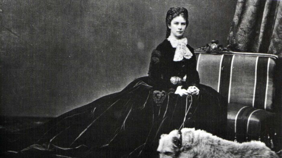 Zdjęcie Elżbiety Bawarskiej z jej psem, lata 60. XIX wieku - fot. domena publiczna