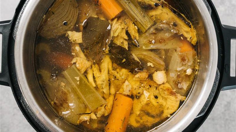 Rosół z liściem laurowym