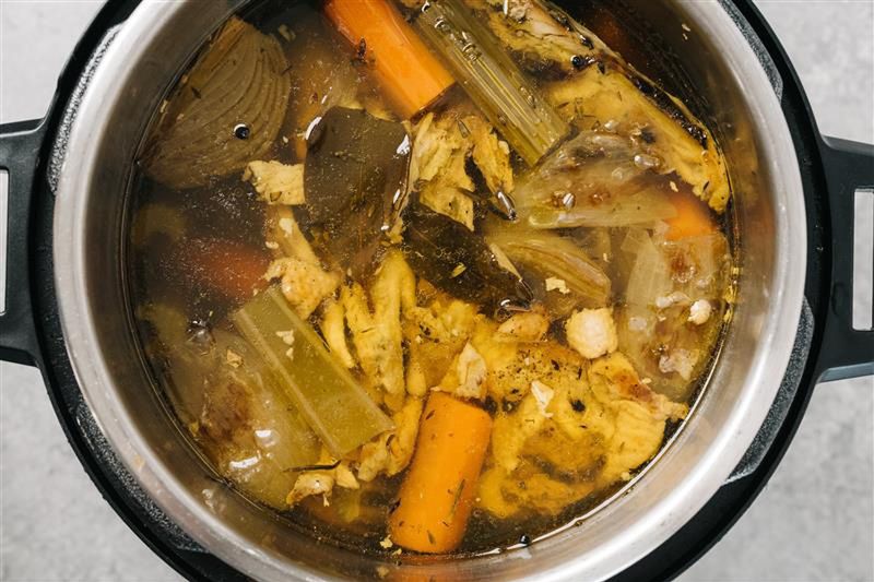 Rosół wyjdzie gorzki i straci klarowność. Odpowiada za to popularna przyprawa