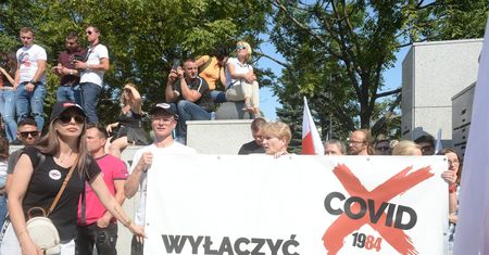 Koronawirus. "Zakończyć plandemię!" w Warszawie protest przeciwko obostrzeniom dotyczącym koronawirusa