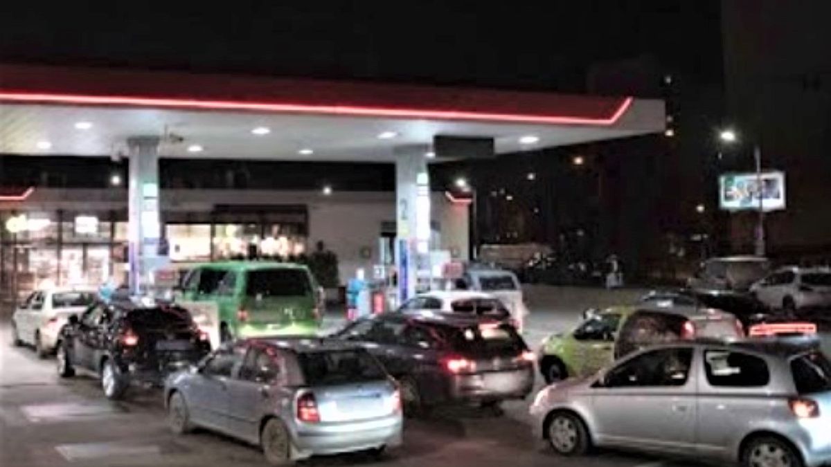 Kolejki na stacjach. Obowiązują limity 