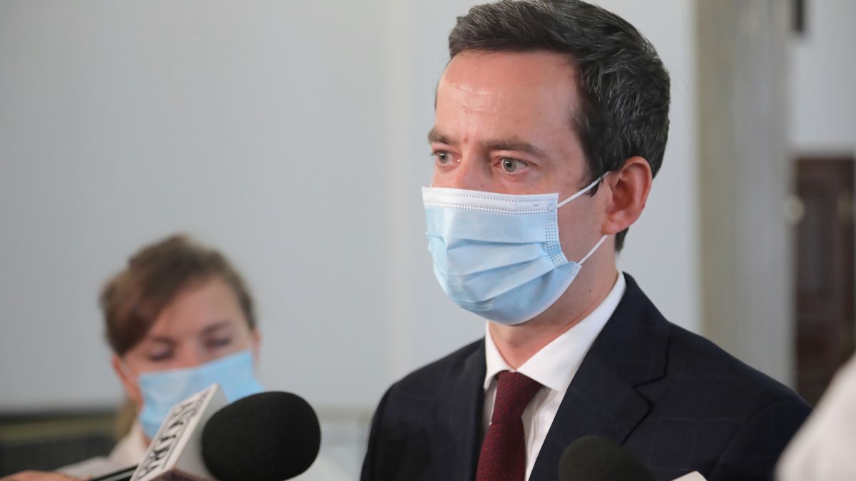 Warszawa, 11.08.2021. Wiceprezes Porozumienia Marcin Ociepa podczas konferencji prasowej w Sejmie w Warszawie, 11 bm. Polityk poinformował, że w związku z dymisją wicepremiera Jarosława Gowina postanowił podać się do dymisji jako wiceszef MON. Decyzją zarządu krajowego Porozumienie Jarosława Gowina opuszcza Zjednoczoną Prawicę. (kf) PAP/Wojciech Olkuśnik