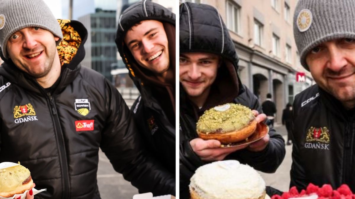 Na zdjęciu: siatkarze Janusz Gałązka i Jakub Czerwiński rozdający pączki