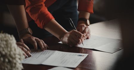 Ile zarabia stażysta i na jakiej umowie pracuje?