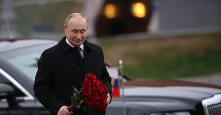 Kuriozalne zachowanie Putina. Wojny nie ma, są gratulacje
