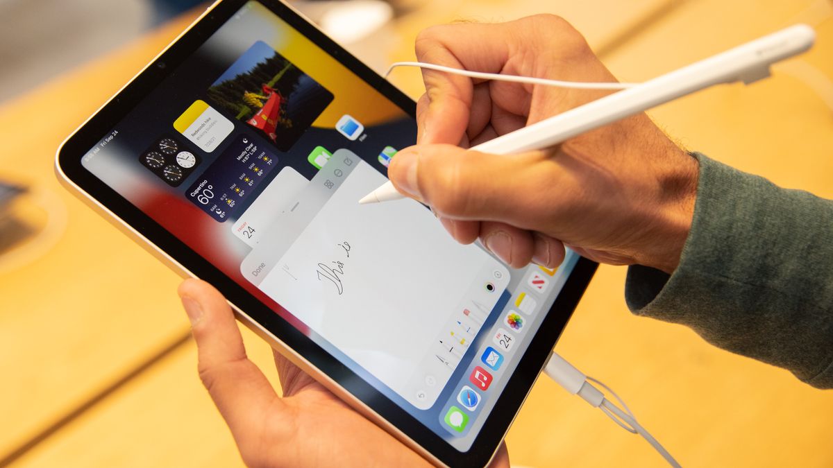 A customer uses an Apple iPad Mini tablet for sale at a store in New York, U.S., on Friday, Sept. 24, 2021. Apple Inc. is releasing its iPhone 13 lineup, testing whether new camera technology and aggressive carrier deals will get shoppers to snap up a modest update of last years model. Photographer: Jeenah Moon/Bloomberg via Getty Images