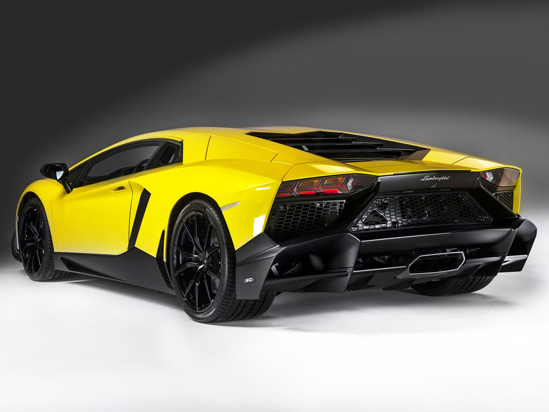 Od dekad z V12: ewolucja hipersamochodów Lamborghini 96