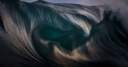 Hipnotyzujące kinografiki fal oceanu emanują spokojnem