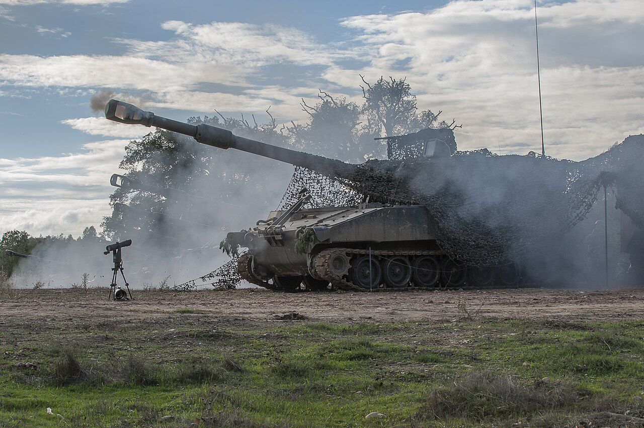 Portugalskie M109 prowadzące ogień podczas Jointex 15.