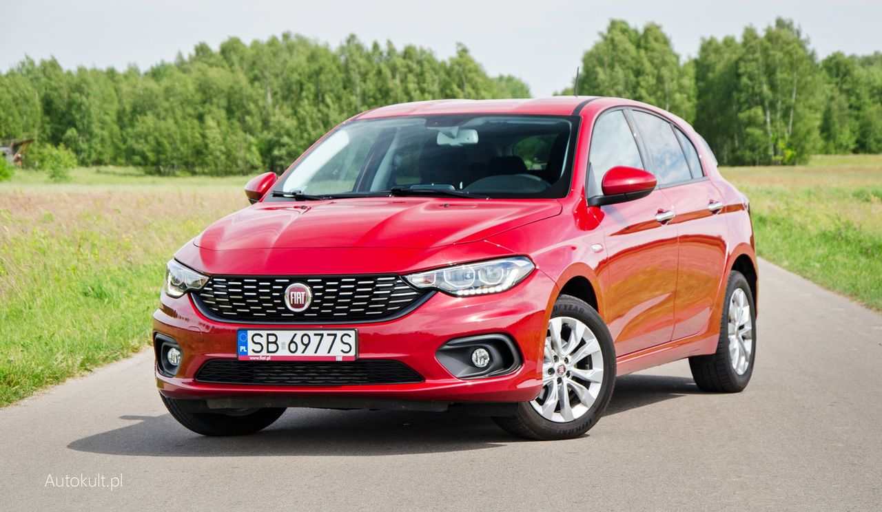 Fiat Tipo to jeden z najpopularniejszych samochodów FCA w Polsce. Jego emisja spalin wynosi od 109 do 160 g C02 na km.