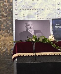 Wyjątkowy pogrzeb Janusza Majewskiego. Reżysera tłumnie pożegnali bliscy. Była asysta wojskowa