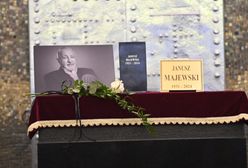 Wyjątkowy pogrzeb Janusza Majewskiego. Reżysera tłumnie pożegnali bliscy. Była asysta wojskowa