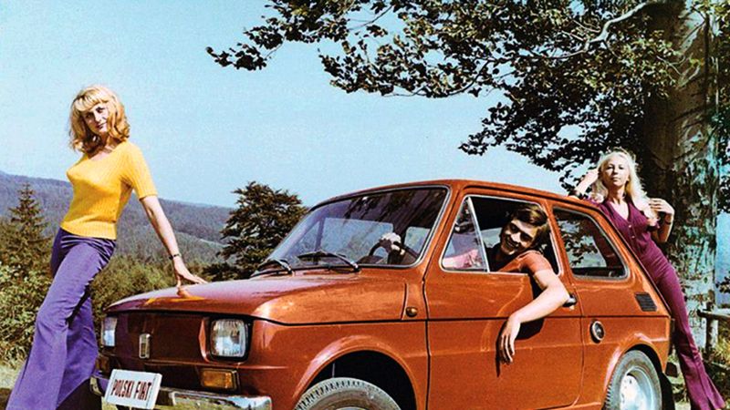 [h2]Fiat 126p[/h2]  Symbol polskiej motoryzacji i pierwszy samochód wielu kierowców nad Wisłą. Obiektywnie był naprawdę słabym autem, z ledwie dyszącą dwucylindrówką i wyjątkowo ciasną kabiną. Mimo to wspaniale zapisał się we wspomnieniach kilku pokoleń Polaków, będąc dzielnym towarzyszem na co dzień i oknem na świat. Nie brakuje osób, które tą puszką na kołach zjeździły pół Europy. W latach 90. po zachłyśnięciu się zachodem, maluch szybko stał się synonimem biedy i obciachu, a co gorsze sztuki można było kupić taniej niż rower. Dziś egzemplarze w ładnym stanie są wystawiane za niewiarygodne kwoty.