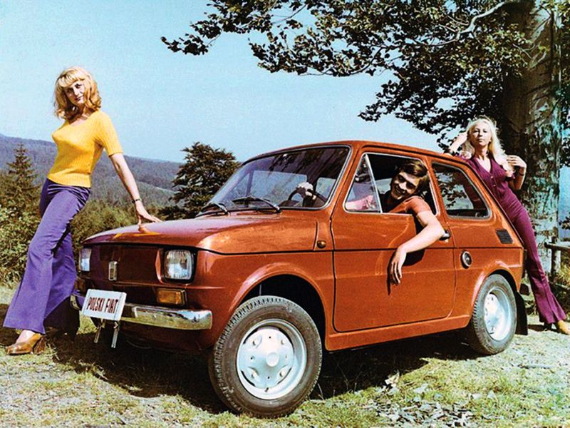 [h2]Fiat 126p[/h2]  Symbol polskiej motoryzacji i pierwszy samochód wielu kierowców nad Wisłą. Obiektywnie był naprawdę słabym autem, z ledwie dyszącą dwucylindrówką i wyjątkowo ciasną kabiną. Mimo to wspaniale zapisał się we wspomnieniach kilku pokoleń Polaków, będąc dzielnym towarzyszem na co dzień i oknem na świat. Nie brakuje osób, które tą puszką na kołach zjeździły pół Europy. W latach 90. po zachłyśnięciu się zachodem, maluch szybko stał się synonimem biedy i obciachu, a co gorsze sztuki można było kupić taniej niż rower. Dziś egzemplarze w ładnym stanie są wystawiane za niewiarygodne kwoty.