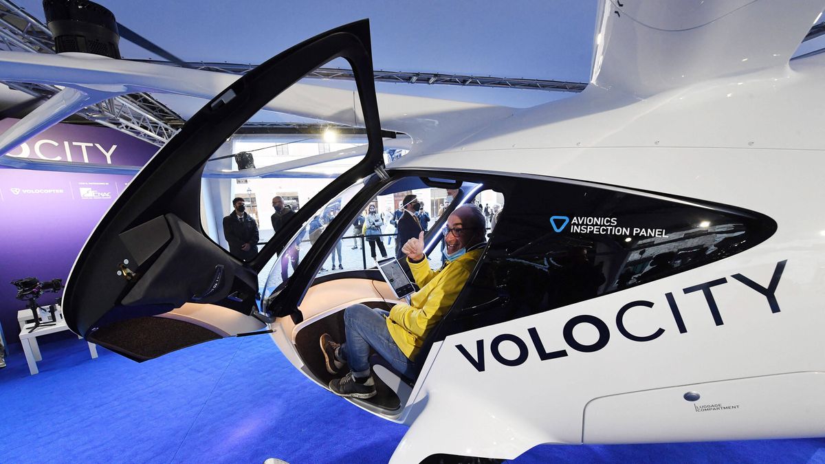 Electric Air Taxis to Head to Roman Airport - Italy
A VoloCity air taxi is exhibited in Rome, Italy on November 2, 2021. The new service will connect Rome s international airport with vertical airports across the city, reducing both traffic congestion and CO2 emissions. Rome is one of the first cities in Europe to commit to bringing urban air mobility services to its citizens with Volocopter. Paris has also committed to a collaboration to bring electric air taxis to the city in time for the 2024 Olympic Games. Urban air mobility will be part of the solution for heavily congested city centers across the world. As an entirely new mobility service, it offers transportation for people and goods that is battery powered and thus emission free in flight. Together with the Italian authorities and regulators and with Atlantia's full support, Aeroporti di Roma, and Volocopter will raise public awareness about urban air mobility and pave the way to bring it to Italy within the next 2-3 years. This will allow to travel in comfort and quality, reducing greatly both the congestion of urban traffic and CO2 emissions, as the 18 engines of VoloCity operate in electric mode. Photo by Eric Vandeville/ABACAPRESS.COM 
Dostawca: PAP/Abaca
Vandeville Eric/ABACA
Air Transport, Cab, Cabs, Climate, Climate change, Environment, Global Warming, Helicopter, Nature, Taxi, Taxis, Transport / Infrastructure